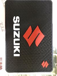 Коврик на панель плоский 200*130мм, черный SUZUKI