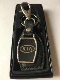 Брелок кожа/металлический с карабином и кольцом, KIA (50852)