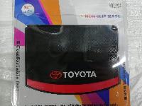 Коврик на панель плоский 180*140мм, Черный, широкая красная полоса, надпись TOYOTA