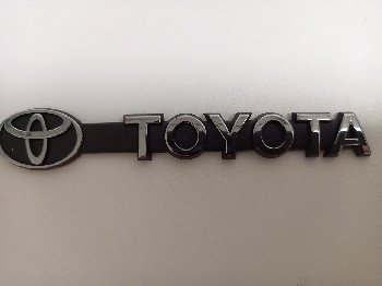 Шильдик металлопластик TOYOTA + эмблема, серебро 