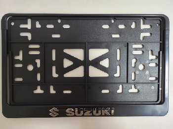 Рамка номера квадратная 290*170, пластик с защелкой черная, надпись SUZUKI серебро