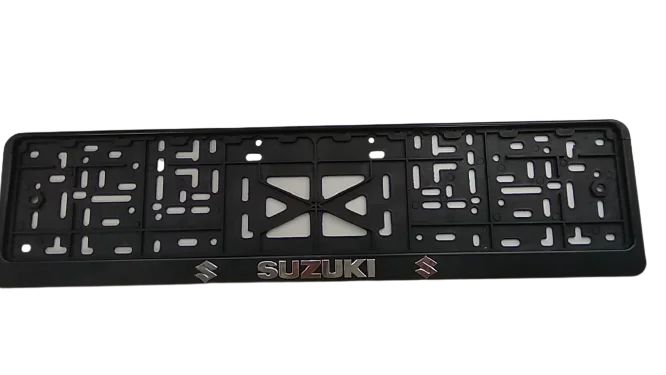 Рамка номера пластик с защелкой, черная, рельеф, SUZUKI серебро (уп.30 шт.)