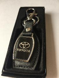 Брелок кожа/металлический с карабином и кольцом, TOYOTA (50856)