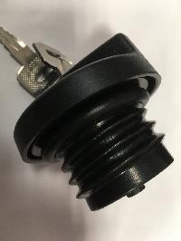 Крышка бака топливного пластмассовая с резьбой  38 мм,с замком  QB-43