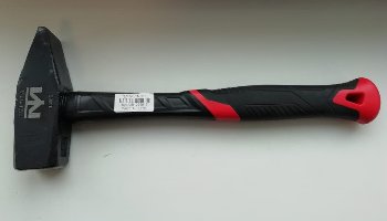 Молоток с фиберглассовой обрезиненной ручкой 1.5кг TM-916