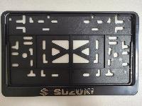 Рамка номера квадратная 290*170, пластик с защелкой черная, надпись SUZUKI серебро