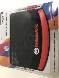 Коврик на панель плоский 180*140мм, Черный, широкая красная полоса, надпись NISSAN