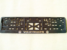 Рамка номера пластик с защелкой, черная, рельеф, VOLKSWAGEN серебро (уп.30 шт.)