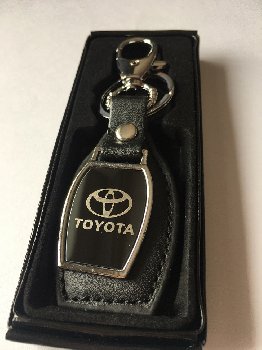 Брелок кожа/металлический с карабином и кольцом, TOYOTA (50856)