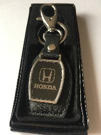Брелок кожа/металлический с карабином и кольцом, HONDA  (50848)
