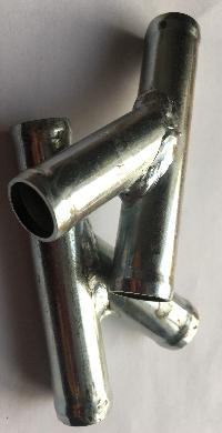 Трубка соединительная металл тройник д.16*16*16 мм (45*) 