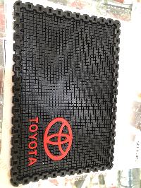 Коврик на панель плоский 200*130мм, черный, эмблема TOYOTA, бортик в форме цепочки