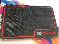 Коврик на панель плоский 195*130мм, Черный, с красной рамкой, угловая надпись TOYOTA красная