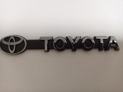Шильдик металлопластик TOYOTA + эмблема, серебро 
