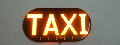 Знак-табло TAXI на стекло овал, 12/24V, водонепроницаемый, присоски, с выключателем (желтый свет)