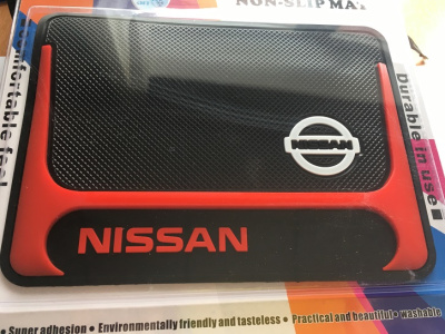 Коврик на панель плоский 180*130мм, Черный, Н-тип, надпись NISSAN