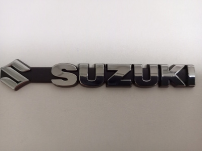 Шильдик металлопластик SUZUKI + эмблема, серебро 