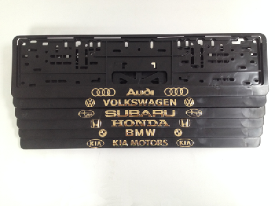 Рамка номера пластик с защелкой, черная, рельеф, AUDI золото (уп.30 шт.)